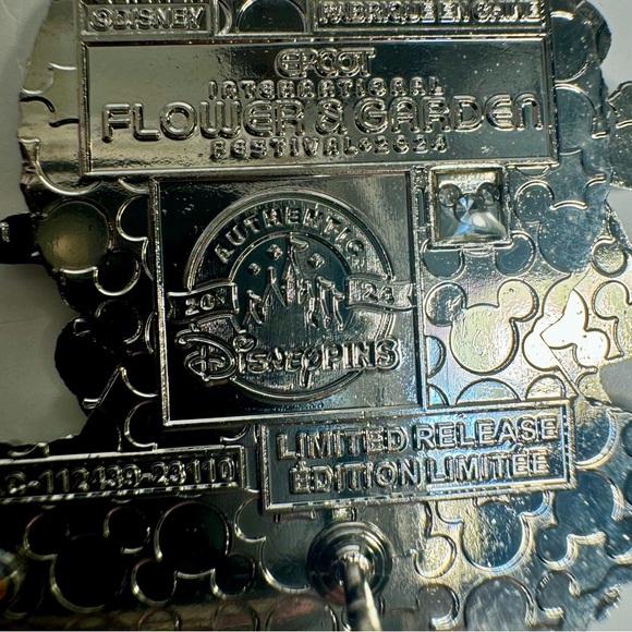 This limited release pin features Alice in Wonderland topiary Epcot - Picture 6 of 9